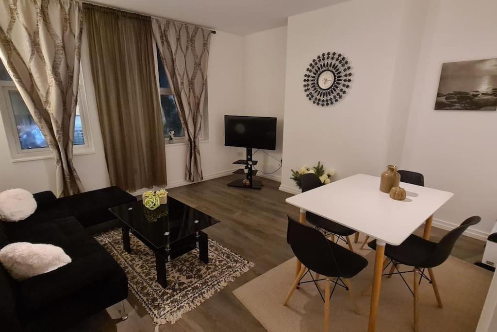 Luxury 1 Bedroom Flat In The Heart Of Wood Green Londres Exterior foto