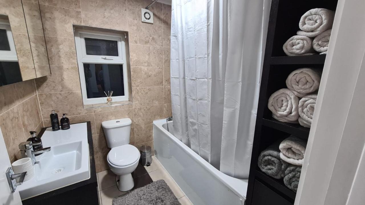 Luxury 1 Bedroom Flat In The Heart Of Wood Green Londres Exterior foto