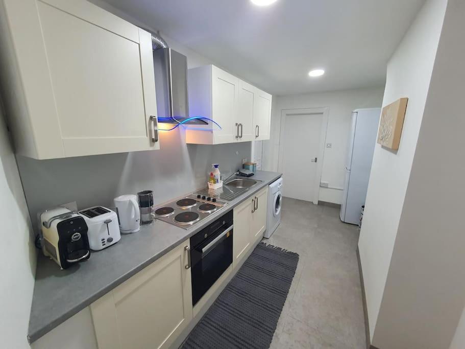 Luxury 1 Bedroom Flat In The Heart Of Wood Green Londres Exterior foto